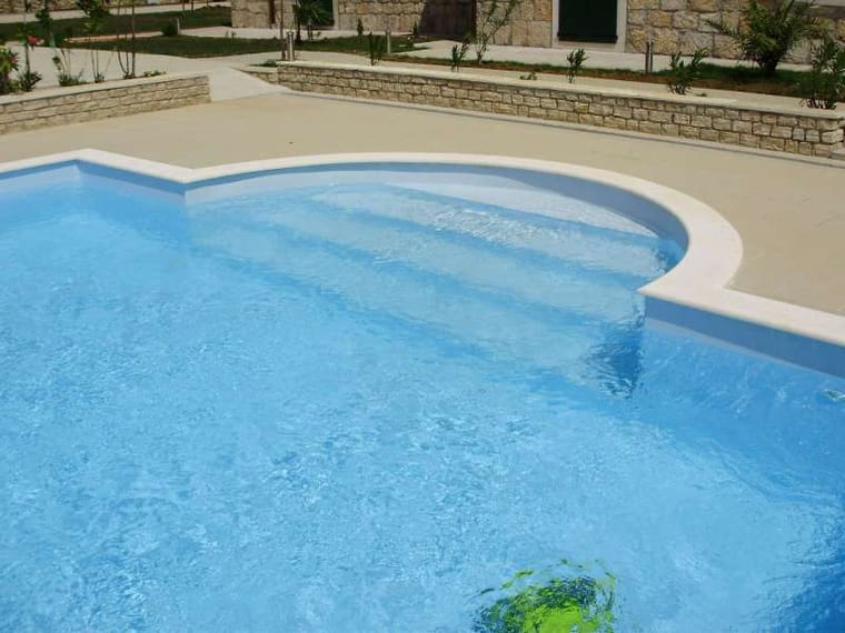 Polukružne stube za ulazak u bazen s rubom od bijelog kamena, Markvinia Biograd na Moru