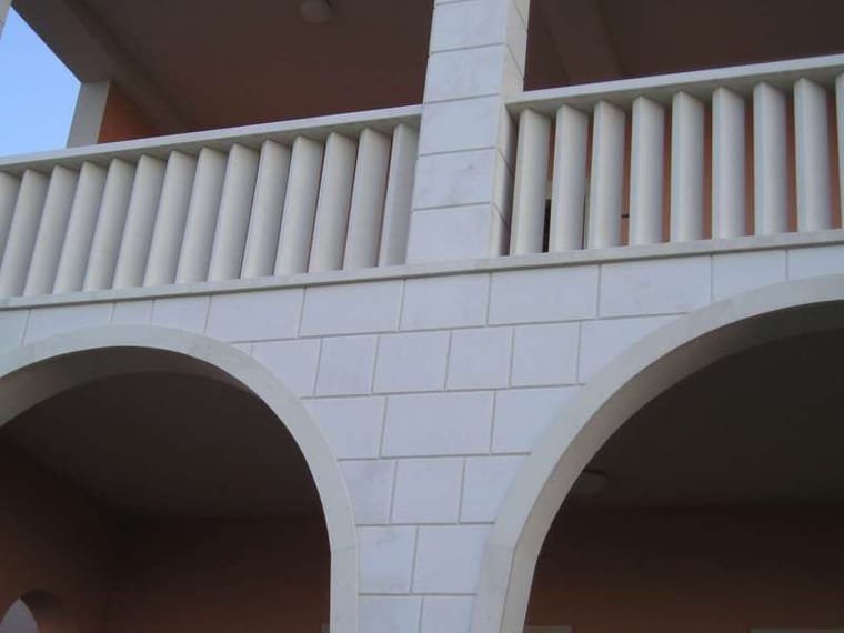 Ograda od bijelih kamenih letvica na katu iznad lučnih otvora obloženih kamenom, Markvinia Biograd na Moru