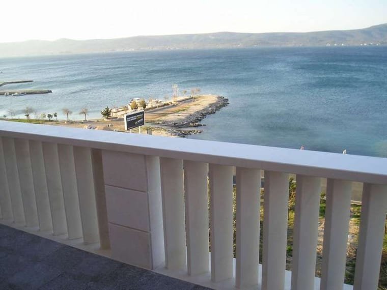 Bijela kamena ograda balkona s pogledom na more i šetnicu uz obalu, Markvinia Biograd na Moru