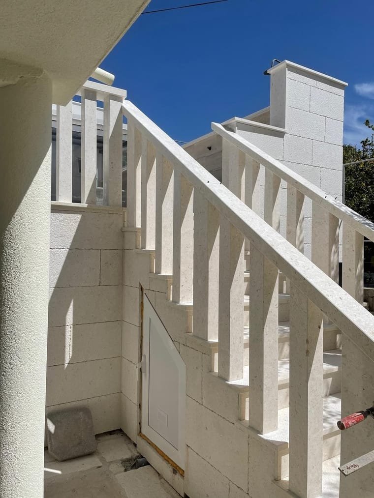 Kamena ograda s balusterima uz stepenice, Markvinia Biograd na Moru