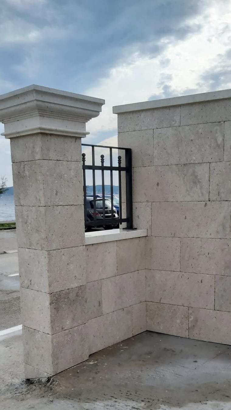 Kameni ogradni zid i stup s profiliranom kapom uz more, Markvinia Biograd na Moru
