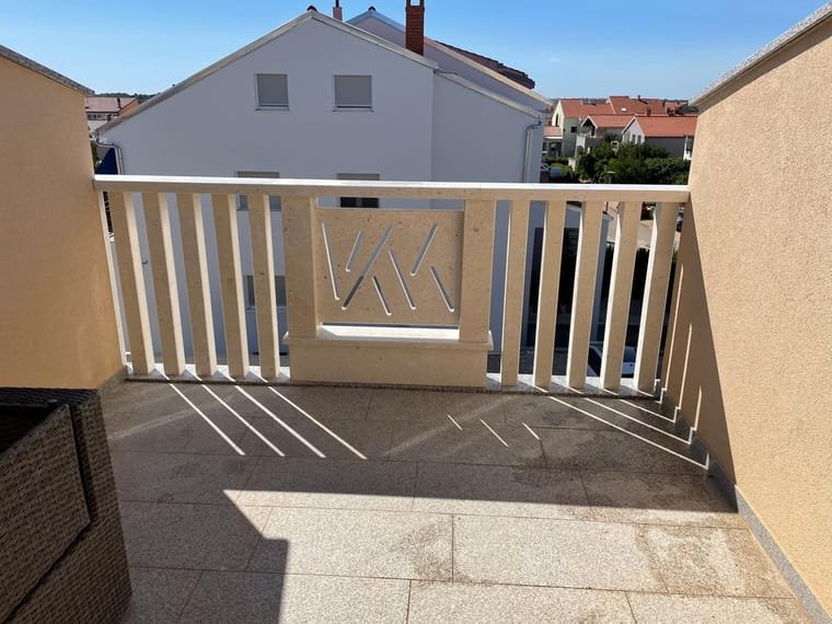 Kamena ograda terase s geometrijskim uzorkom, Markvinia Biograd na Moru