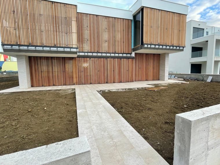 Prednje dvorište vile s kamenom stazom i terasom, Markvinia Biograd na Moru