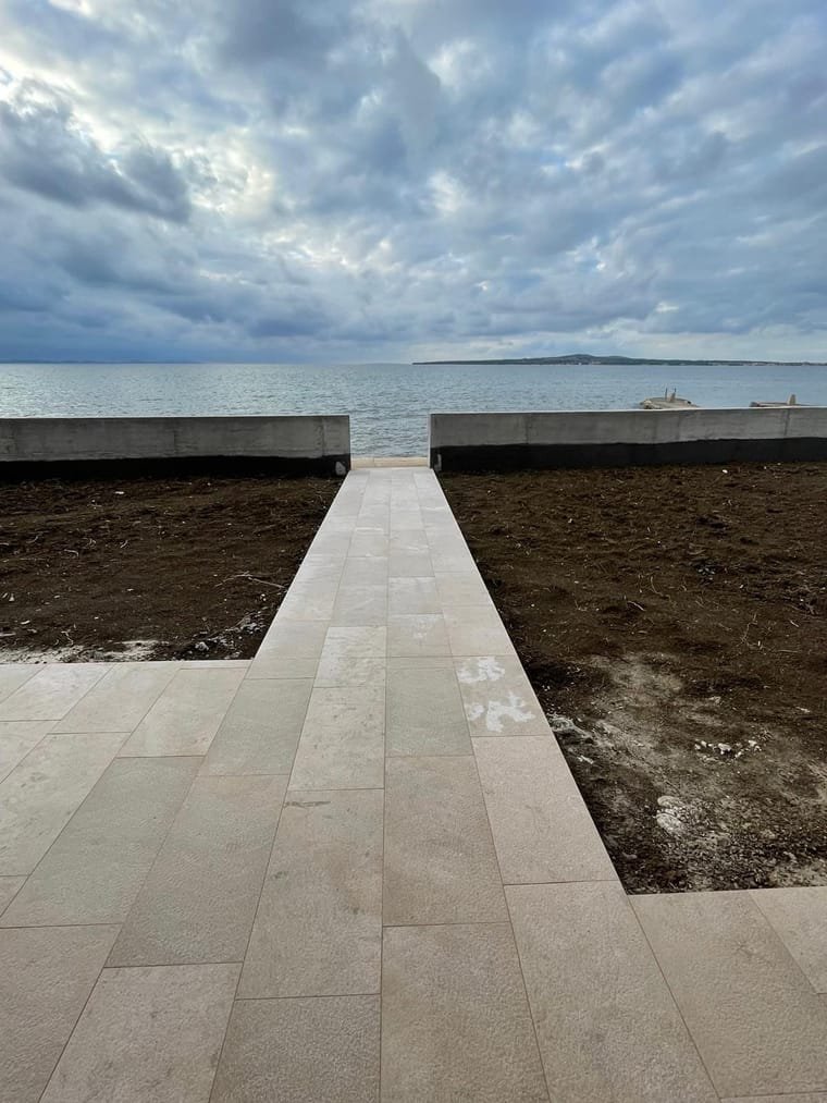 Kamena staza kroz dvorište vodi prema moru, Markvinia Biograd na Moru