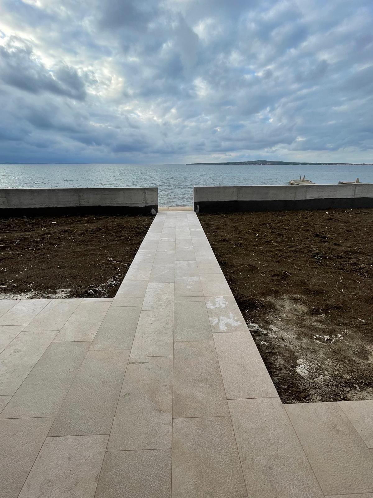Kamena staza kroz dvorište vodi prema moru, Markvinia Biograd na Moru