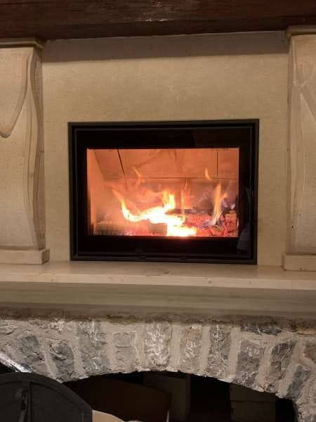 Kamin na klesanoj kamenoj polici, s lučnim ognjištem od grubog kamena ispod, Markvinia Biograd na Moru