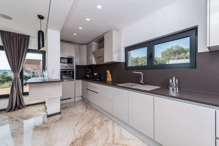 Moderna kuhinja s tamnom radnom pločom i podom od bež mramora izražene teksture, Markvinia Biograd na Moru