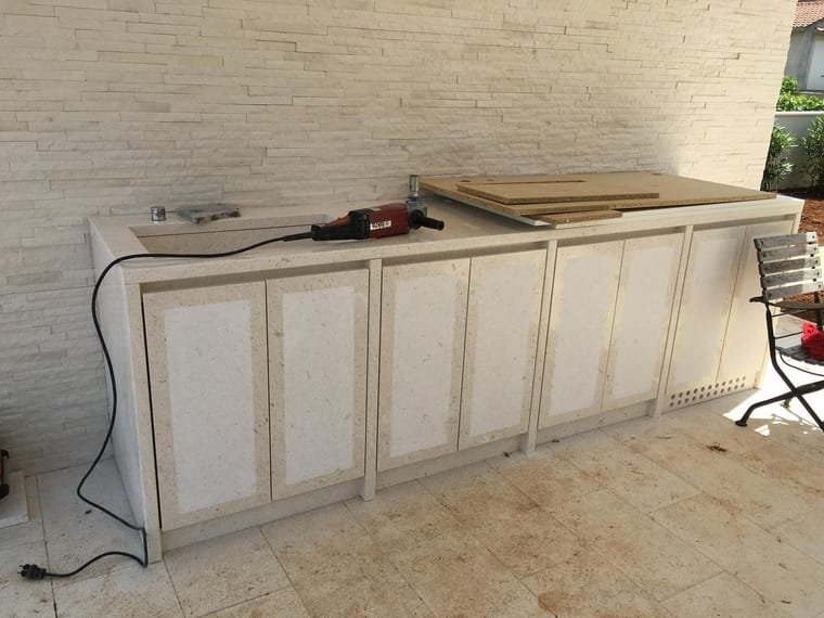 Montaža vanjske kamene kuhinje uz zid od lomljenog kamena, s alatom na ploči, Markvinia Biograd na Moru