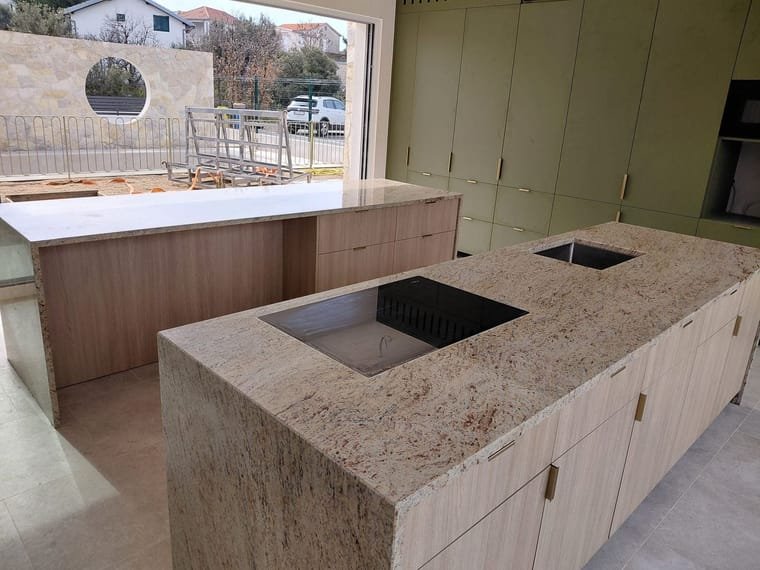 Kuhinjska radna ploča na otoku s izrezima za sudoper, Markvinia Biograd na Moru
